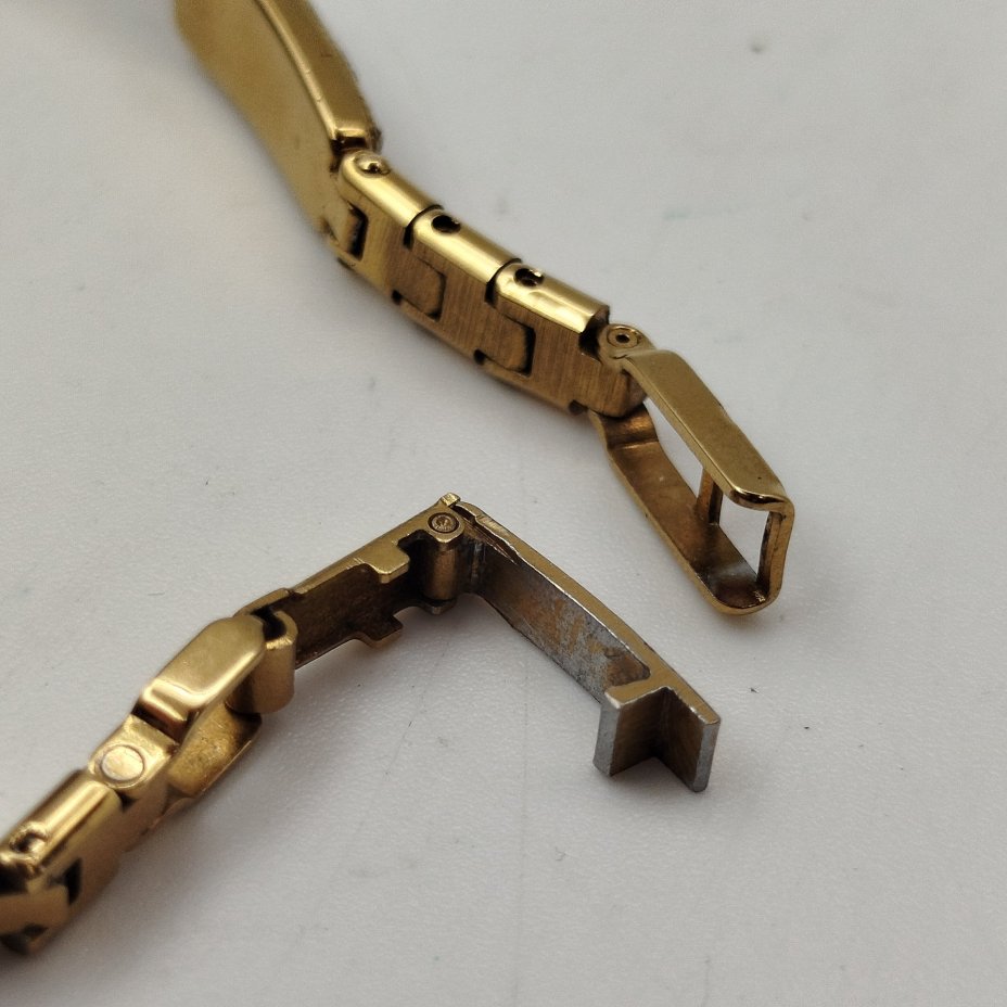 Часы наручные "Луч" с ремешком украшенным эмалями, металл, стекло, эмаль, Завод «Луч», с. Новоселки, Россия, 1990-2010 гг.