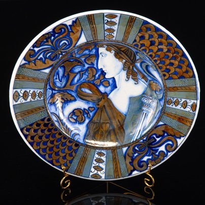 Блюдо настенное с изображением Гая Юлия Цезаря, выполненное в стиле мастерских Деруты XVI века, предположительно ЛВХПУ им. В.И. Мухиной (СПГХПА им. А.Л. Штиглица), керамика, майолика, люстр, Россия, 1970-2000 гг.