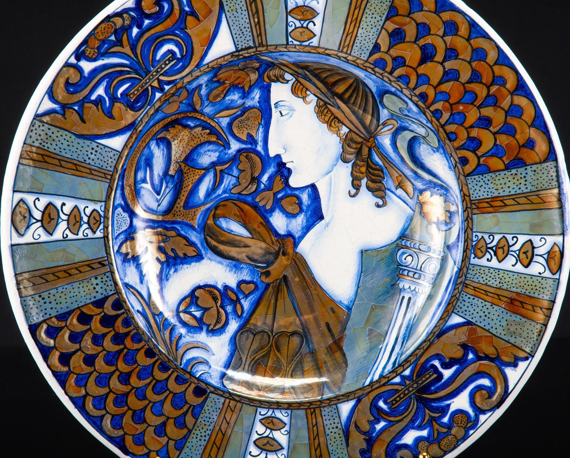 Блюдо настенное с изображением Гая Юлия Цезаря, выполненное в стиле мастерских Деруты XVI века, предположительно ЛВХПУ им. В.И. Мухиной (СПГХПА им. А.Л. Штиглица), керамика, майолика, люстр, Россия, 1970-2000 гг.