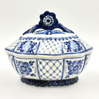 Шкатулка, украшенная цветочным декором, фарфор, роспись, Объединение «Гжель»