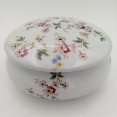 Бонбоньерка округлой формы с цветочным декором, Decors de Paris manufacture d articles cadeaux porcelaine, фарфор, деколь