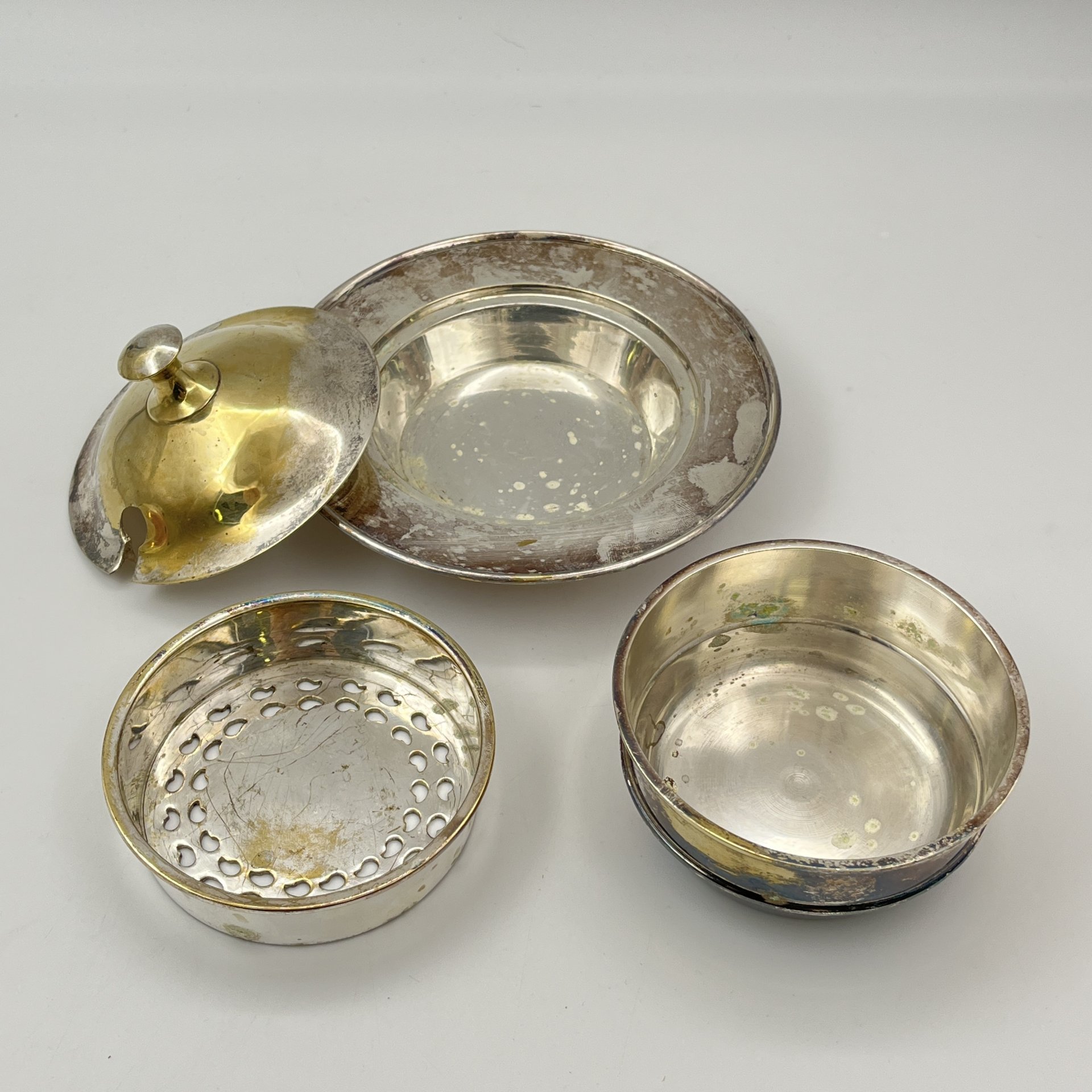 Набор для специй и закусок (солонка, перечница, горчичница, икорница)