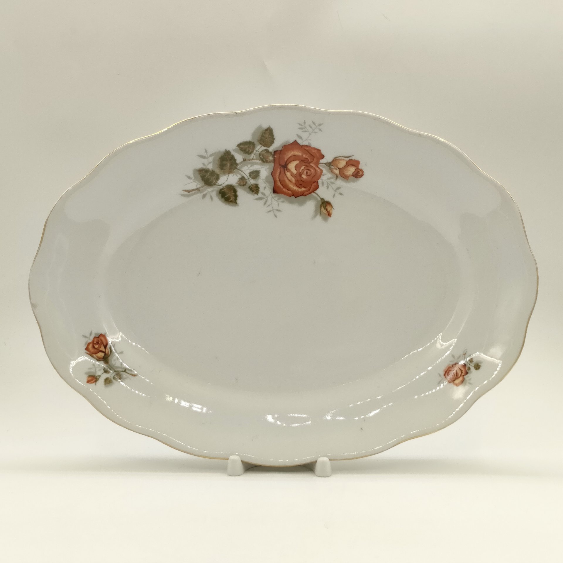 Сервировочное блюдо овальной формы с изображением розы, фарфор, деколь, золочение, Karolina (Фарфоровая мануфактура «Каролина», Польша), Польша, 1960-1980 гг.