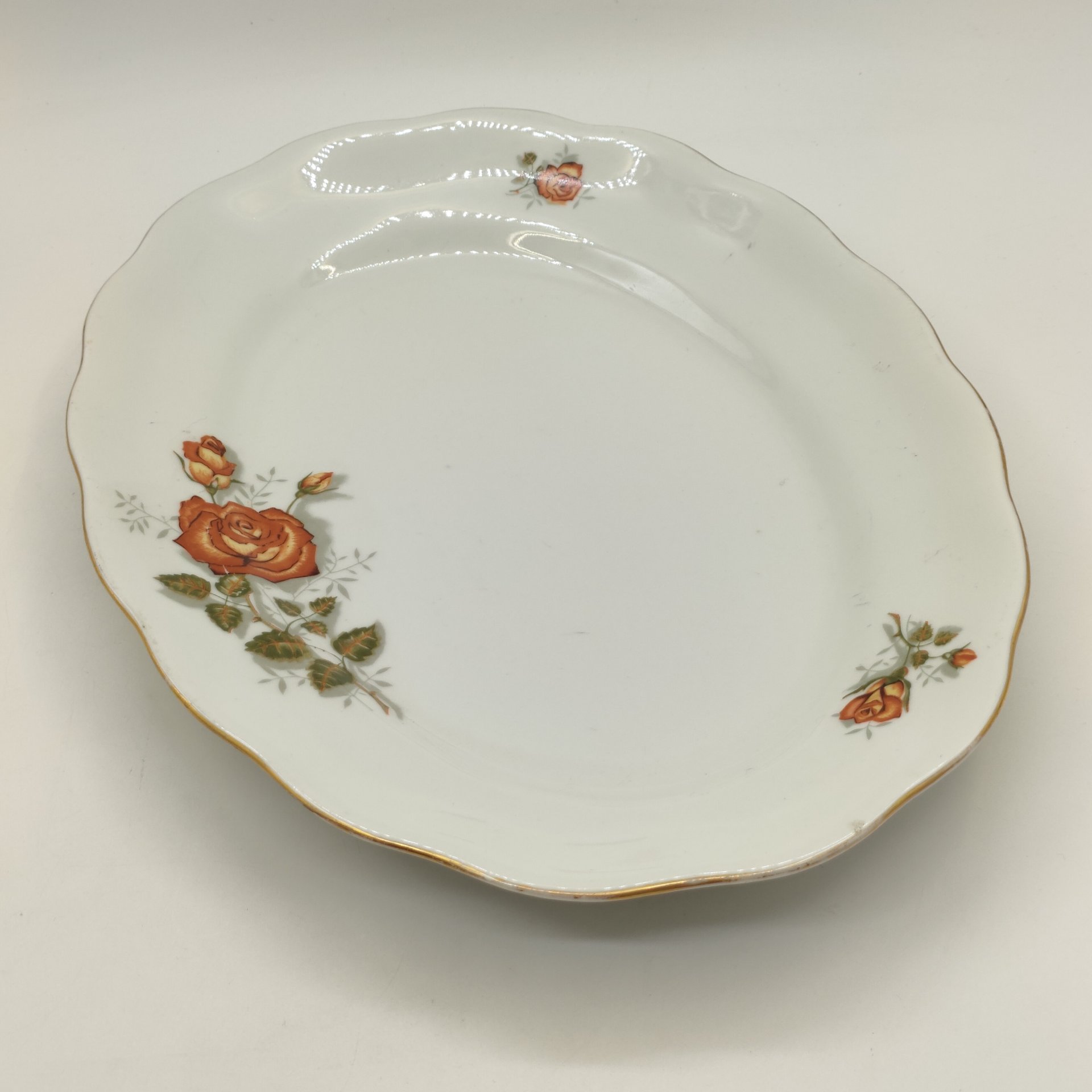 Сервировочное блюдо овальной формы с изображением розы, фарфор, деколь, золочение, Karolina (Фарфоровая мануфактура «Каролина», Польша), Польша, 1960-1980 гг.