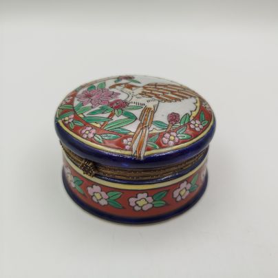 Шкатулка, украшенная цветочным декором и изображением попугая, Emaux de Louviere, керамика, металл, цветная глазурь, Бельгия, 1990-2000 гг.