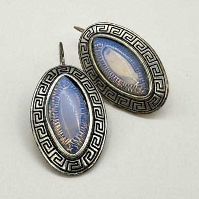 Серьги со вставками перламутрового оттенка, украшенные меандром, металл, композитный материал, Китай, 1990-2000 гг.