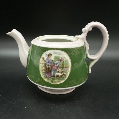 Чайник с пасторальной сценой в медальоне (без крышки), фарфор, крытьё, деколь, золочение, Дмитровский фарфоровый завод (ДФЗ Вербилки), СССР, 1927-1932 гг.