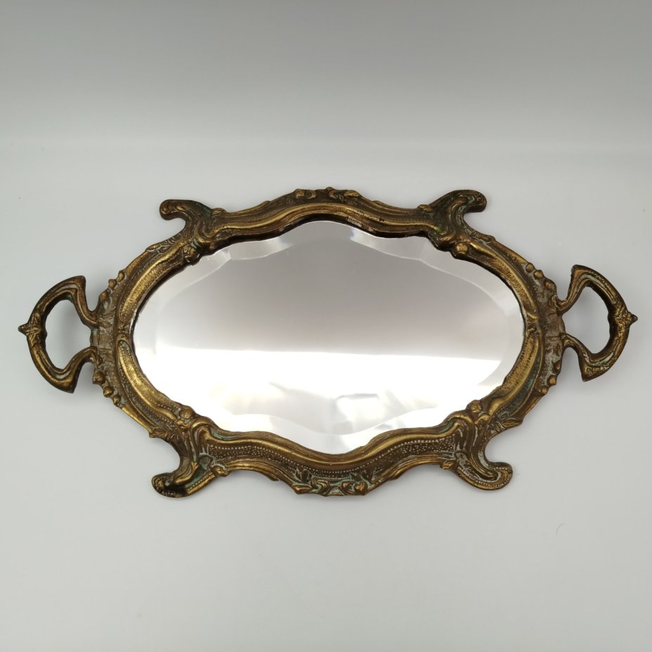 Зеркало настенное, выполненное в стиле барокко