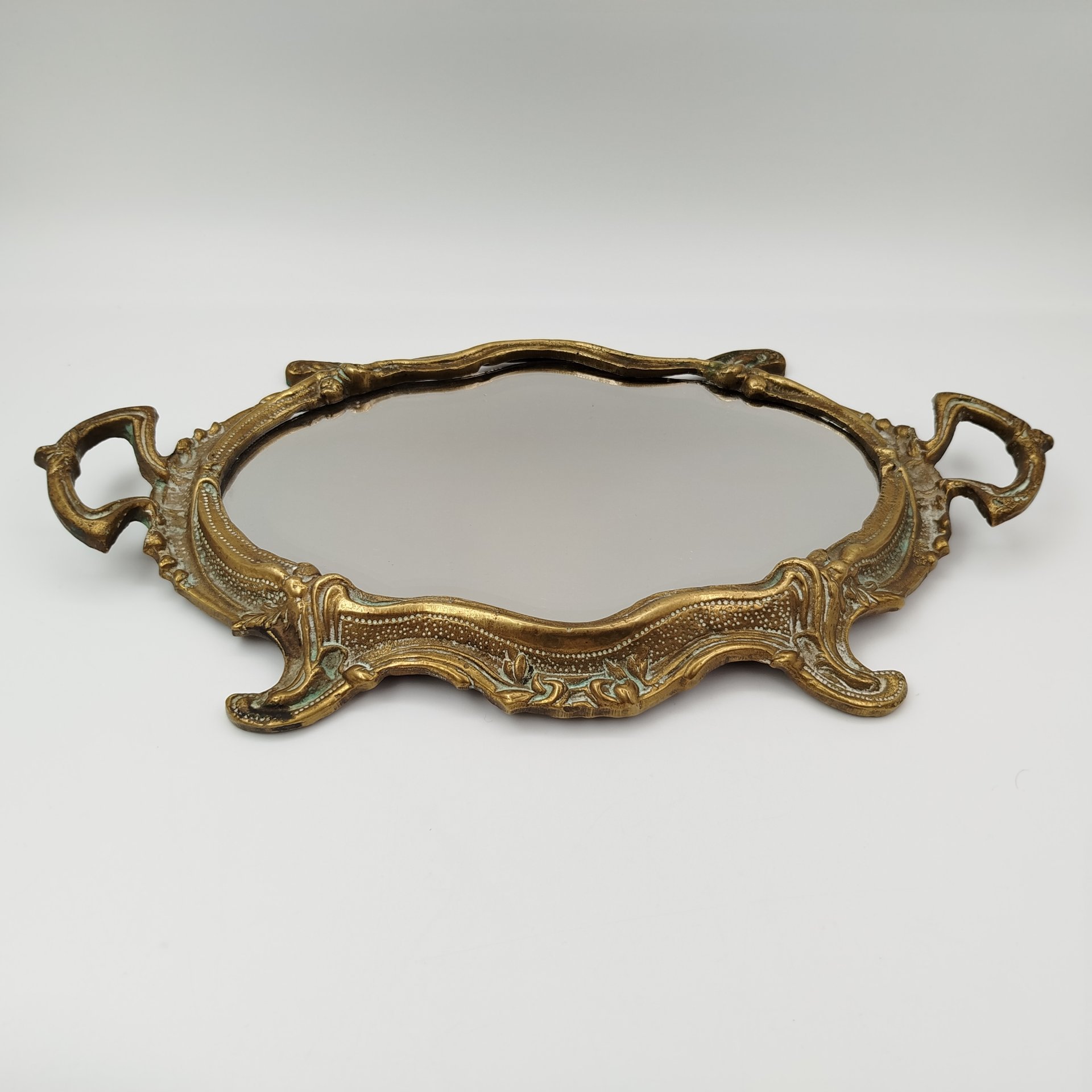 Зеркало настенное, выполненное в стиле барокко