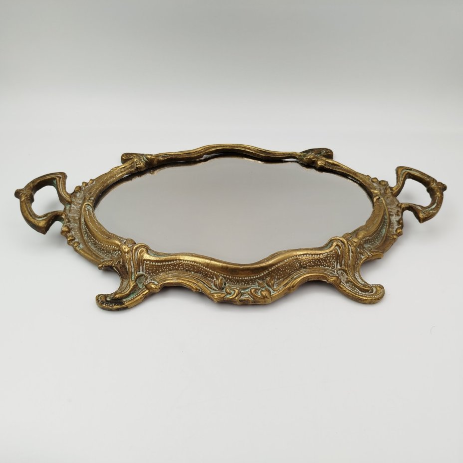 Зеркало настенное, выполненное в стиле барокко