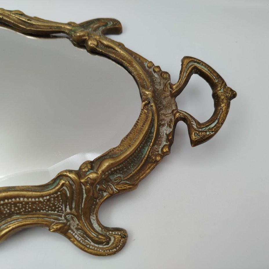 Зеркало настенное, выполненное в стиле барокко