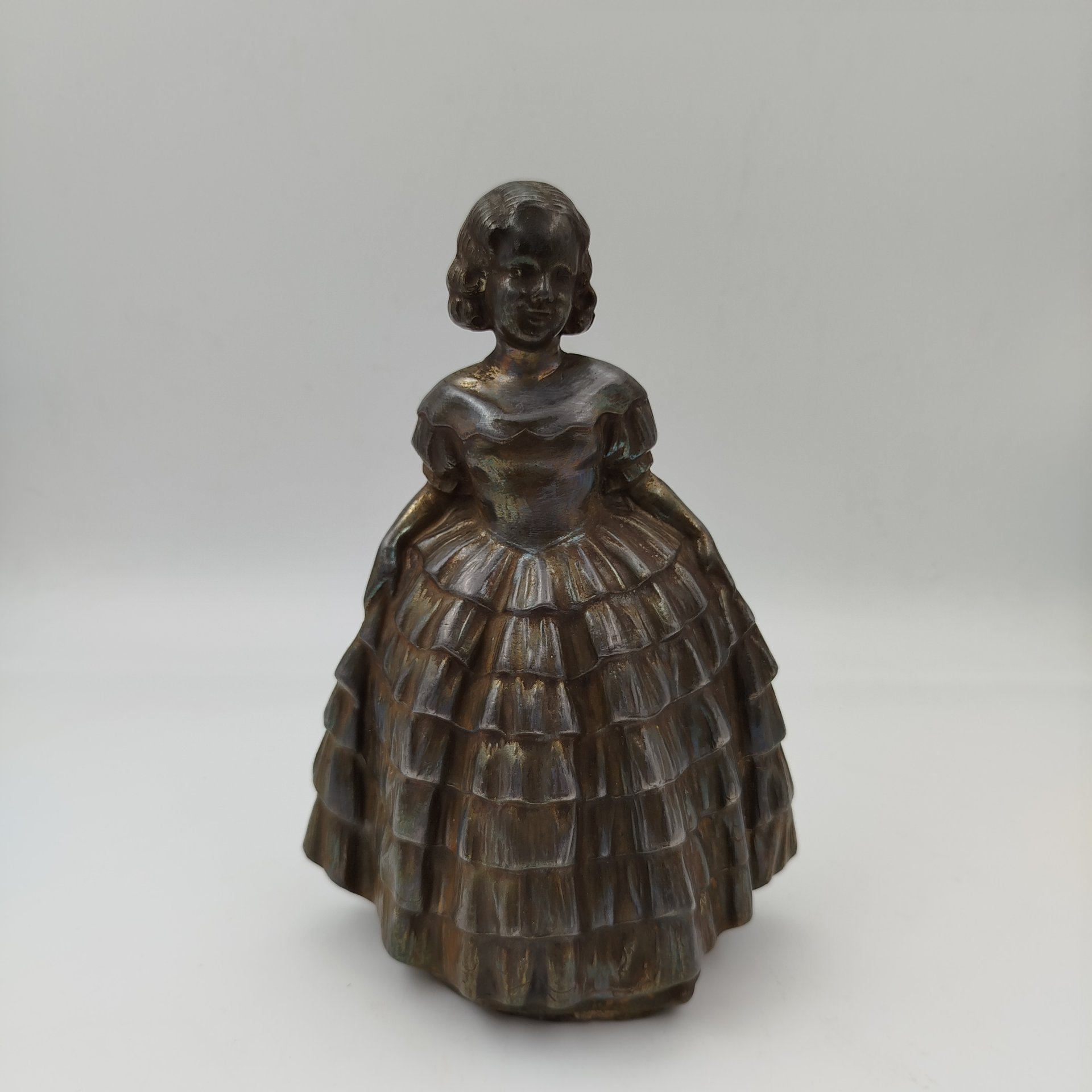 Статуэтка "Юная красавица в бальном платье", металл, формовка, бронзирование, Западная Европа, 1960-1980 гг.