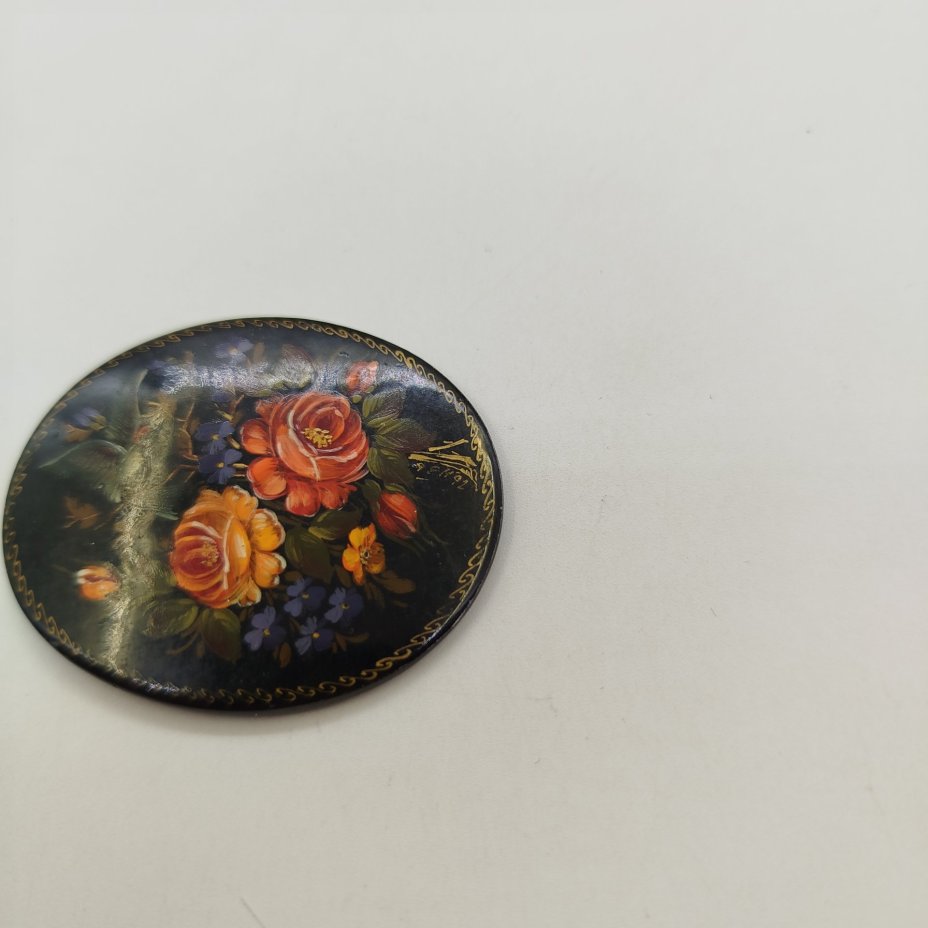 Брошь с растительным декором, металл, роспись, Завод художественной гравюры на металле, Россия, 1992 г.