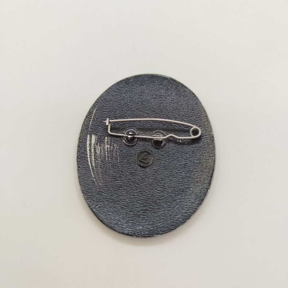 Брошь с растительным декором, металл, роспись, Завод художественной гравюры на металле, Россия, 1992 г.