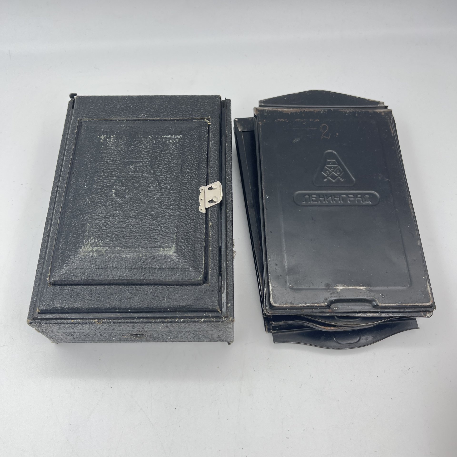 Фотоаппарат пластиночный "Фотокор-1" в оригинальном кофре с пластинами в комплекте, металл, стекло, кожа, искусственная кожа, Государственный оптико-механический завод имени ОГПУ (ГОМЗ), СССР, 1930-1941 гг.