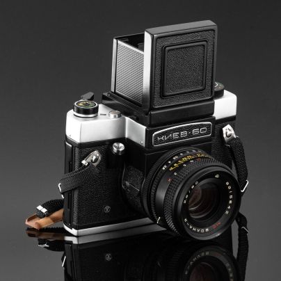 Фотоаппарат среднеформатный "Киев - 60 TTL" в комплекте с светофильтром, в оригинальном кофре, сплав металла, пластик, Киевский завод «Арсенал», СССР, 1988 г.