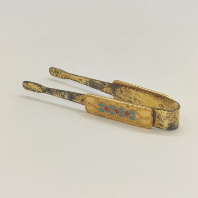 Щипцы для сахара, мельхиор (медь-никель), золочение, перегородчатая эмаль, Ленинградское производственное объединение «Русские самоцветы», СССР, 1972-1991 гг.