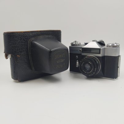 Фотоаппарат плёночный "Зенит-Е" с объективом "Индустар-50-2" в оригинальном кофре, металл, пластик, кожа, стекло, Красногорский механический завод (КМЗ), СССР, 1975 г.