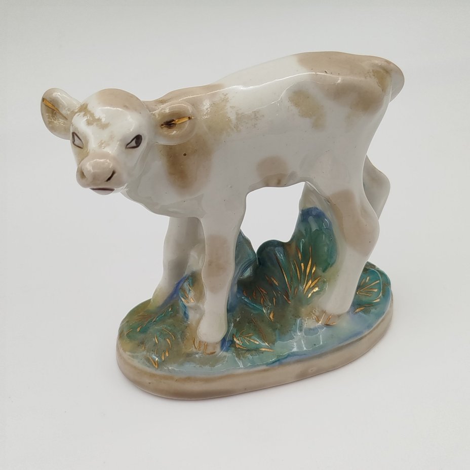 Статуэтка "Телёнок", фарфор, роспись, золочение, Турыгинский фарфоровый завод артели «Художественная керамика» (Гжель), СССР, 1950-1960 гг.