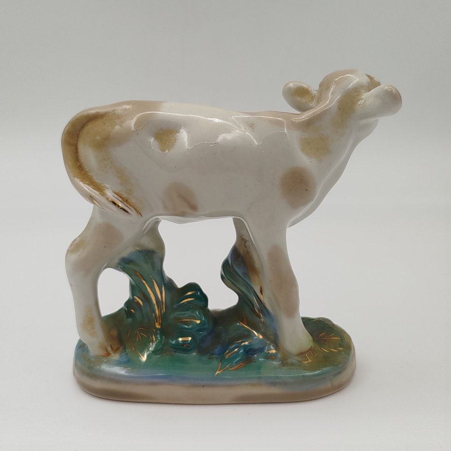 Статуэтка "Телёнок", фарфор, роспись, золочение, Турыгинский фарфоровый завод артели «Художественная керамика» (Гжель), СССР, 1950-1960 гг.