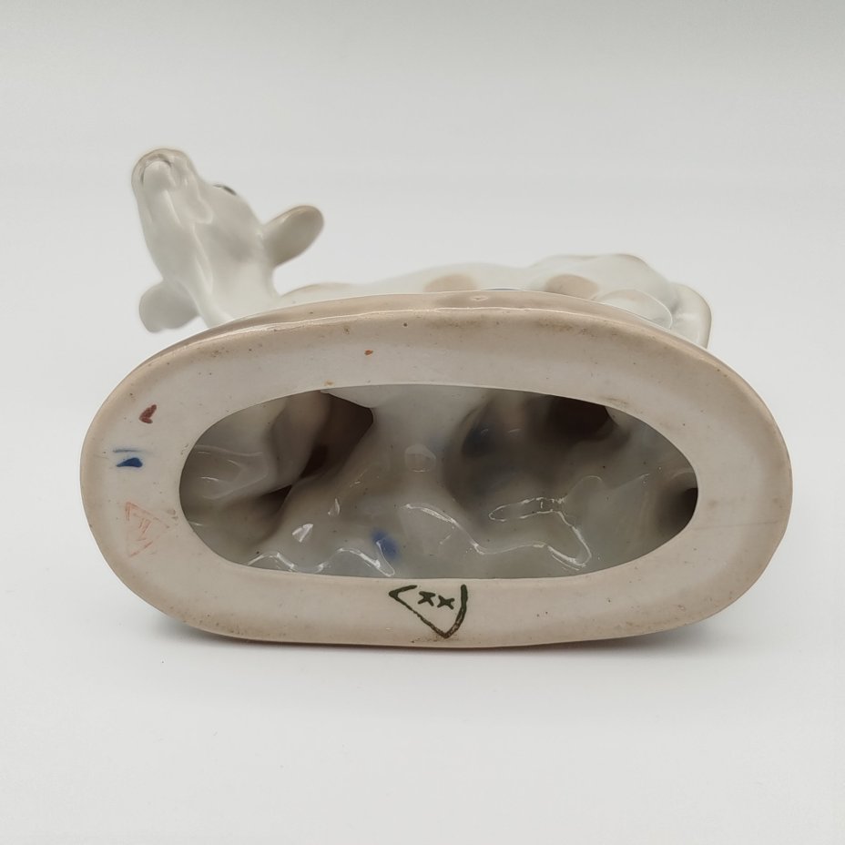 Статуэтка "Телёнок", фарфор, роспись, золочение, Турыгинский фарфоровый завод артели «Художественная керамика» (Гжель), СССР, 1950-1960 гг.