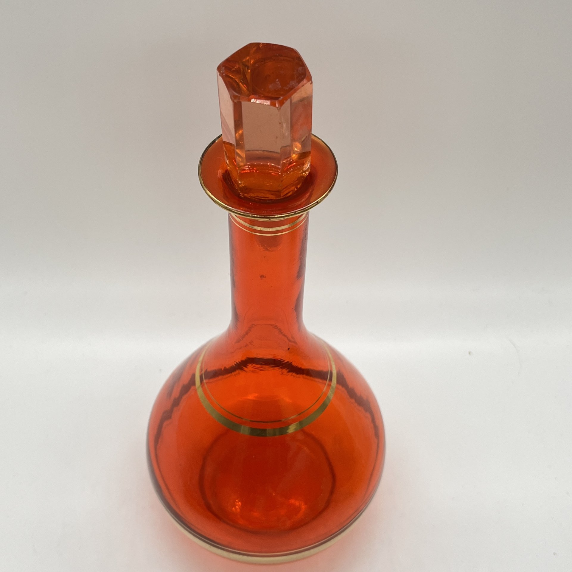 Графин красного оттенка с декором в виде полос, стекло, золочение, Чехословакия, 1970-1990 гг.