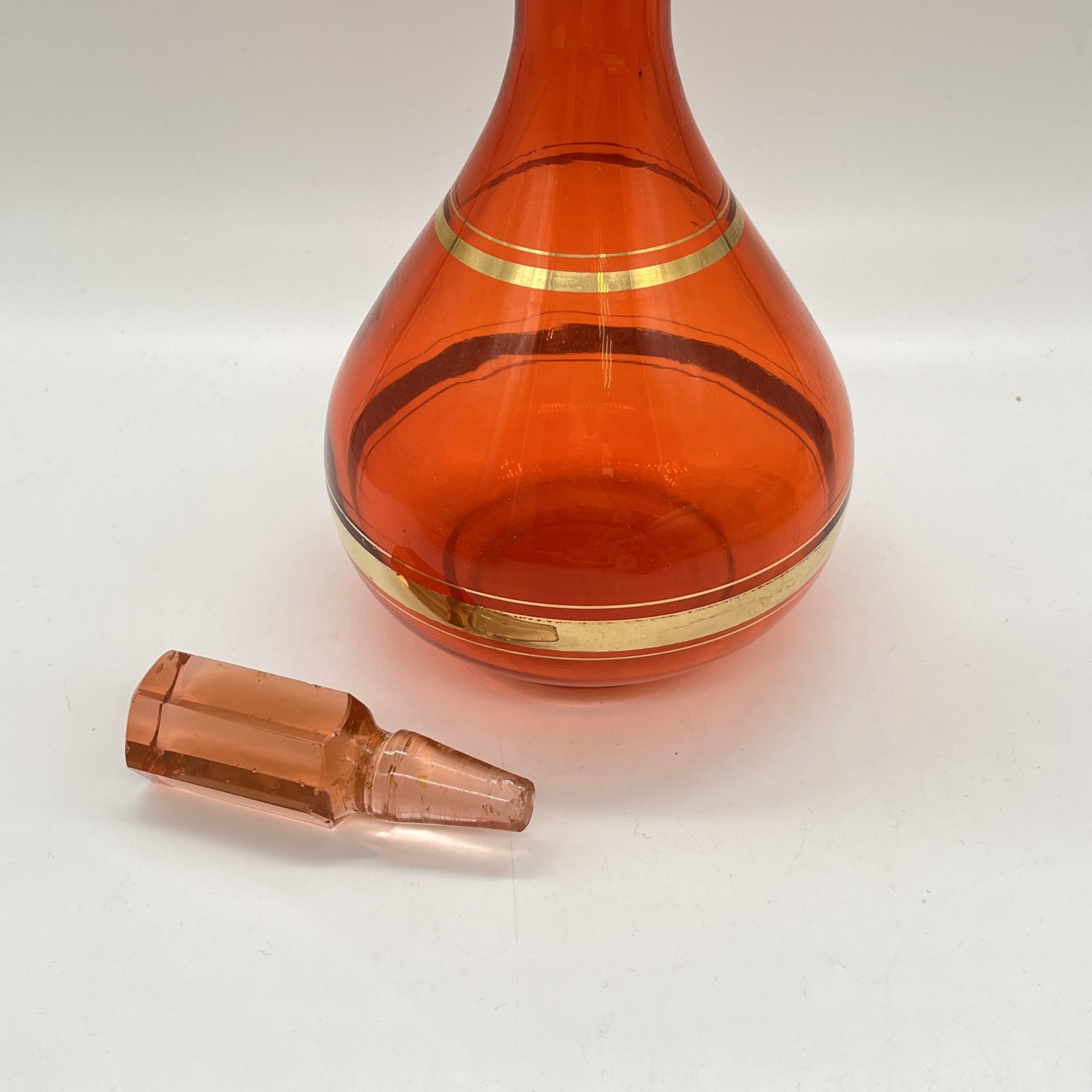 Графин красного оттенка с декором в виде полос, стекло, золочение, Чехословакия, 1970-1990 гг.