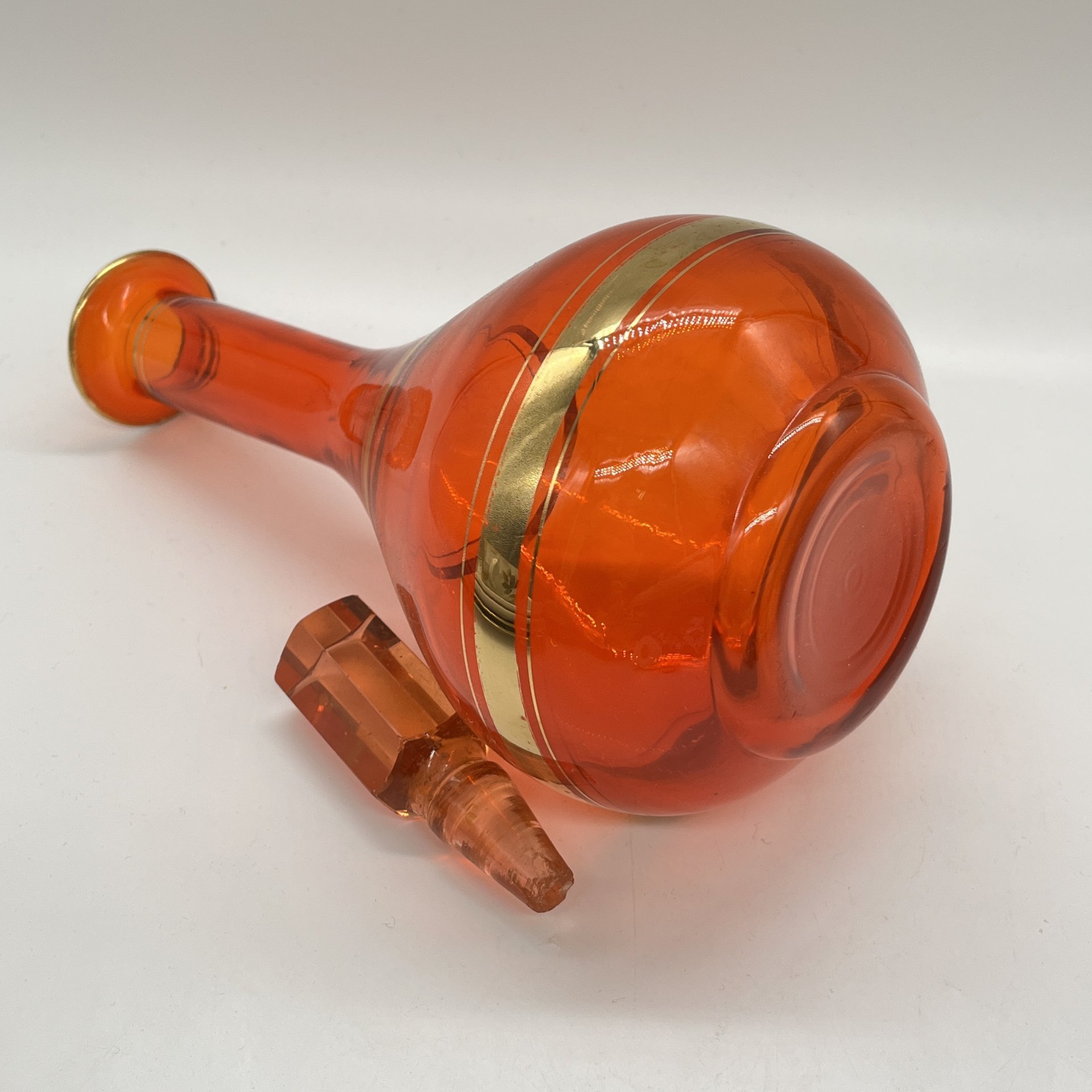 Графин красного оттенка с декором в виде полос, стекло, золочение, Чехословакия, 1970-1990 гг.