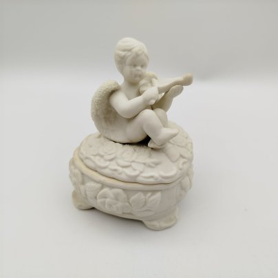 Шкатулка с путти на крышке, композитный материал, Китай, 1990-2000 гг.