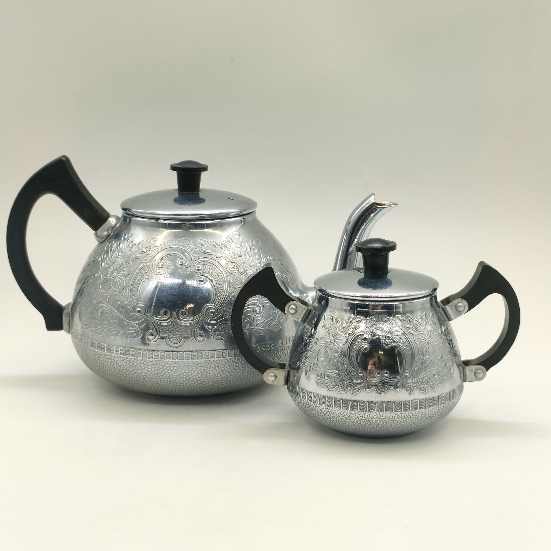 Набор из заварочного чайника и сахарницы с рельефным цветочным декором, металл, пластмасса, СССР, 1970-1990 гг.