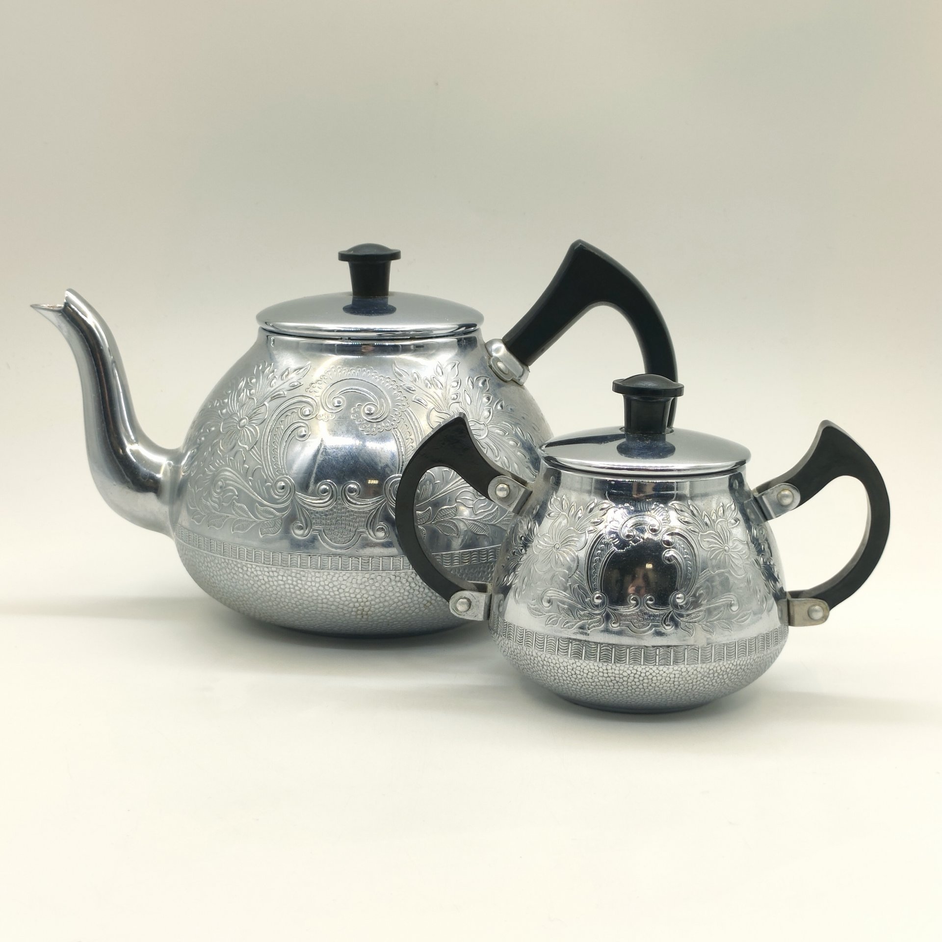 Набор из заварочного чайника и сахарницы с рельефным цветочным декором, металл, пластмасса, СССР, 1970-1990 гг.