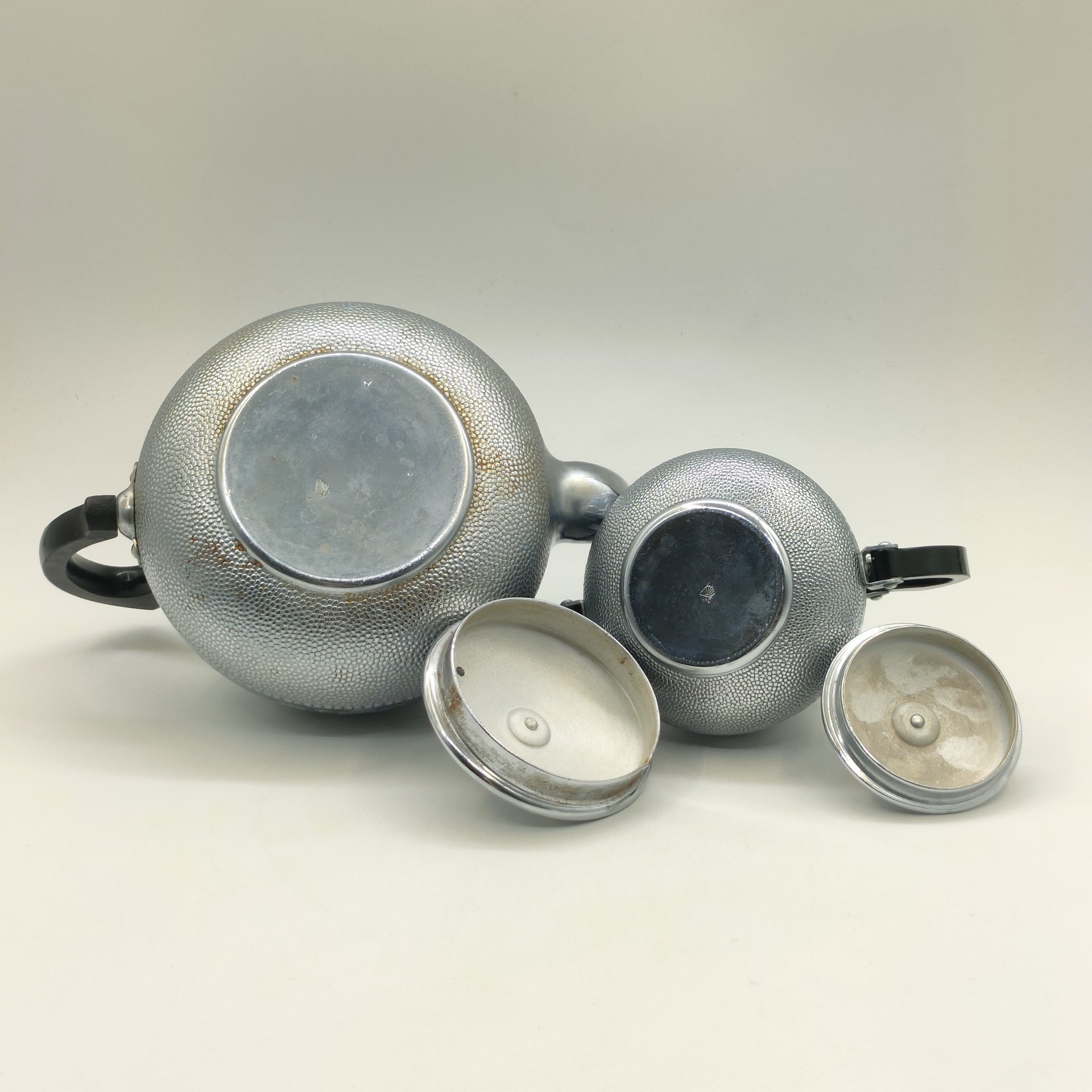 Набор из заварочного чайника и сахарницы с рельефным цветочным декором, металл, пластмасса, СССР, 1970-1990 гг.