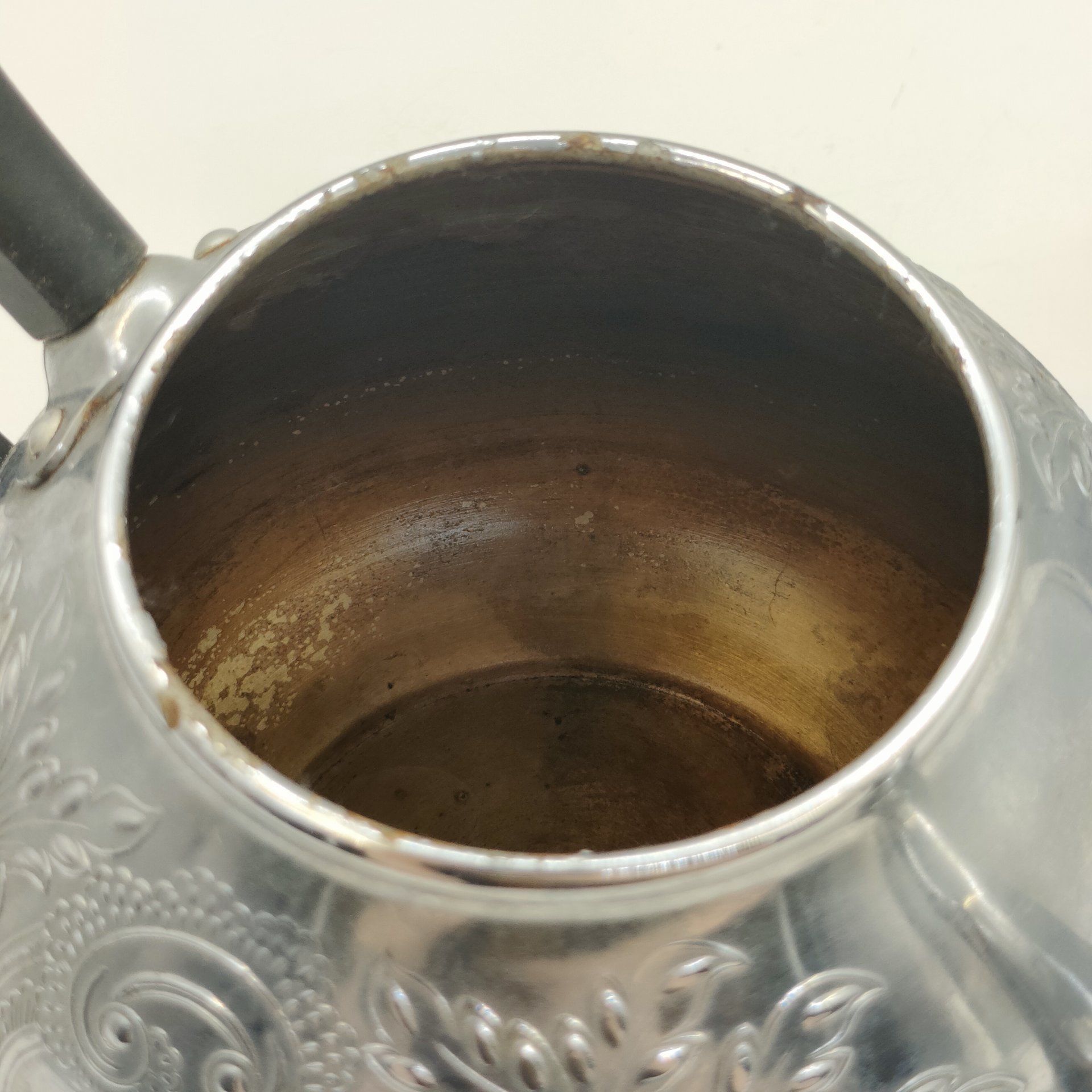 Набор из заварочного чайника и сахарницы с рельефным цветочным декором, металл, пластмасса, СССР, 1970-1990 гг.