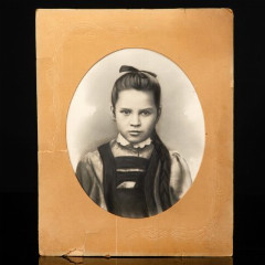 Фотография неизвестной девочки, художественное увеличение портретов "Светопись" М. Калдобского, бумага, фотопечать, картон, Российская империя, 1890-1915 гг.