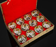 Набор миниатюрных пиал для подачи крепких напитков на 12 персон "Панда", украшенный цветочным декором в оригинальном футляре, костяной фарфор, деколь, роспись, золочение, картон, текстиль, Китай, 1970-1990 гг.