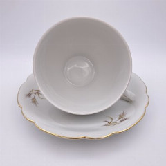 Чайная пара, украшенная фигурном бортом и колосками, Limoges Vertitable Porcelaine de Grand Feu, фарфор, деколь, золочение, Франция, 1954-1980 гг.