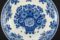Настенная тарелка, украшенная цветочным декором в краакском стиле (kraak style), фаянс, кобальт, роспись, Delfts Blauw, Нидерланды, 1950-1980 гг.