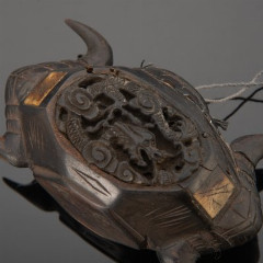 Флакон оригинальной формы, стилизованной под ритуальный сосуд, с изображением драконов и боковыми ручками, дерево, резьба, вставки из кости, Китай, 1900-1940 гг.