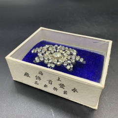 Брошь овальная в виде цветка, в коробке, металл, стекло (вставки), Китай, 1940-1960 гг.