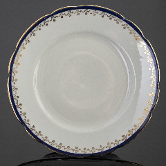 Тарелка с синей каймой и ажурным декором вдоль борта