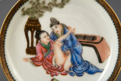 Миниатюрная декоративная тарелка в жанре чунь гун ту ("картинки весеннего дворца"), в стиле "розового семейства", фарфор, роспись, золочение, Китай, 1980-1990 гг.