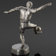 Скульптура "Футболист" с подписью автора на постаменте