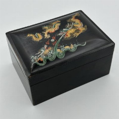 Шкатулка, украшенная изображением двух четырехпалых морских драконов, играющих с жемчужиной, на чёрном фоне, папье-маше, лак, роспись, золочение, Китай, 1970-1990 гг.