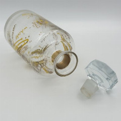 Штоф для крепких спиртных напитков, декорированный изображением музыкальных инструментов и нот, стекло, деколь, золочение, Чехословакия, 1980-1990 гг.