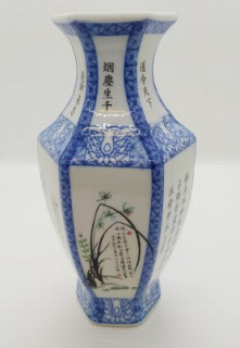 Ваза с растительным декором и иероглифами, фарфор, печать, Китай, 2000-2020 гг.
