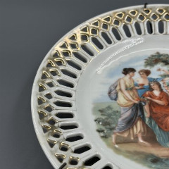 Декоративная (настенная) тарелка с прорезным  бортом, с изображением античной сцены, фарфор, деколь, золочение, Victoria, Чехословакия, 1920-1940 гг.