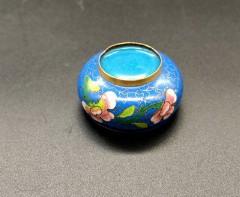 Шкатулка миниатюрная с цветочным декором в технике клуазоне, латунь, эмали, Китай, 1950-1970 гг.