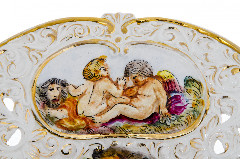 Блюдо  настенное декоративное с рельефным изображением Путти, фаянс, роспись, Европа, 2010-2020 гг.