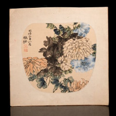Эскиз веера формы "Утива" в стиле "Гохуа" с изображением хризантем, по мотивам каллиграфии Чжао Чжицянь (Zhao Zhiqian, 1829–1884), бумага, текстиль, тушь, акварель, Китай, 1900-1930 гг.