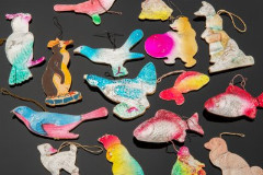 Набор из 18 винтажных ёлочных игрушек различных форм и расцветок, картон, штамповка, аэрография, СССР, 1950-1980 гг.